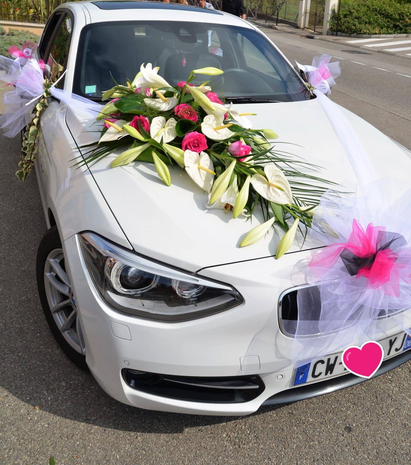 Composition de fleurs pour décor de voiture mariés par votre fleuriste